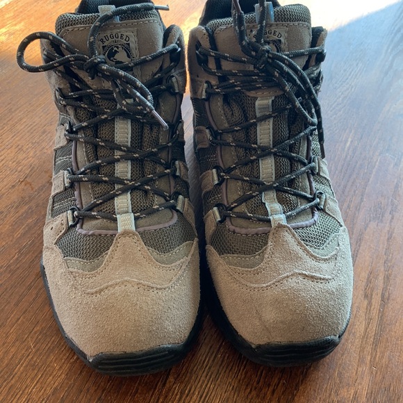 Rugged exposure hikers - Picture 3 of 8